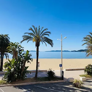 T2 Front De Mer 2pers 1 Minute De La Plaget2 De 44 M2 Plus Terrasse 16m2 , Vue Mer Panoramique Et En Face De La Plage Cet Refait A Neuf Beneficie D'un Confort Et D Un Equipement Optima Cet Est Ideal Pour 2 Personnes Avec Sa Ch Le Lavandou